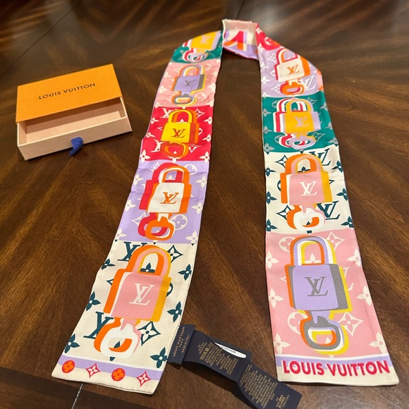 LOUIS VUITTON SCARF MONOGRAM SILK BLACK LOGO BEANIE M77675 NEW - Picture 10 of 13